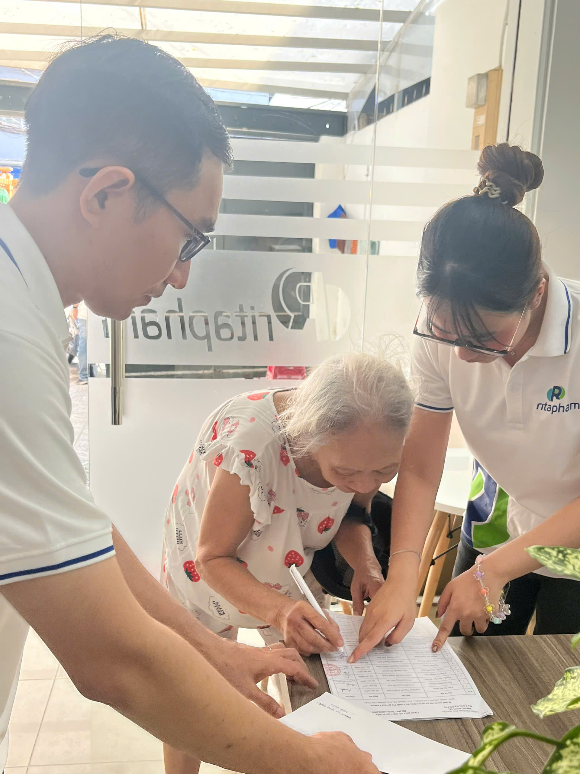 Hướng dẫn bà con kí tên nhận quà