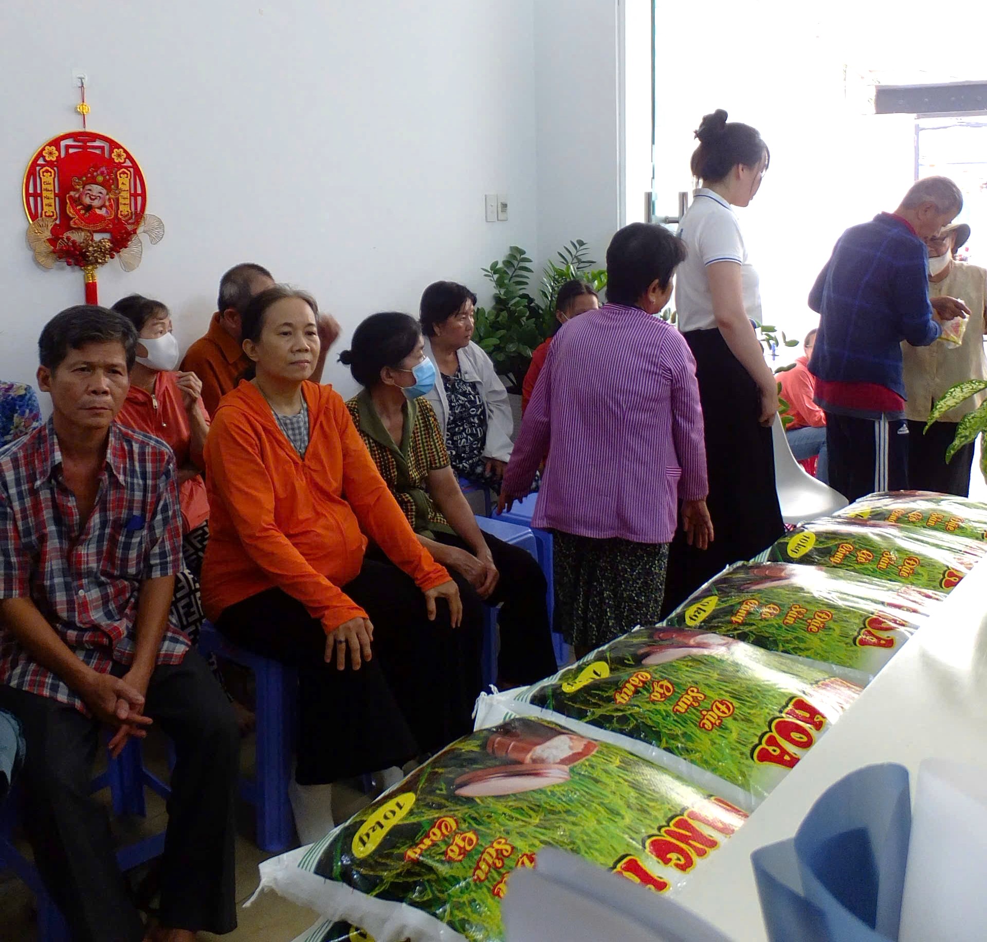 Bà con chờ đến lượt nhận quà