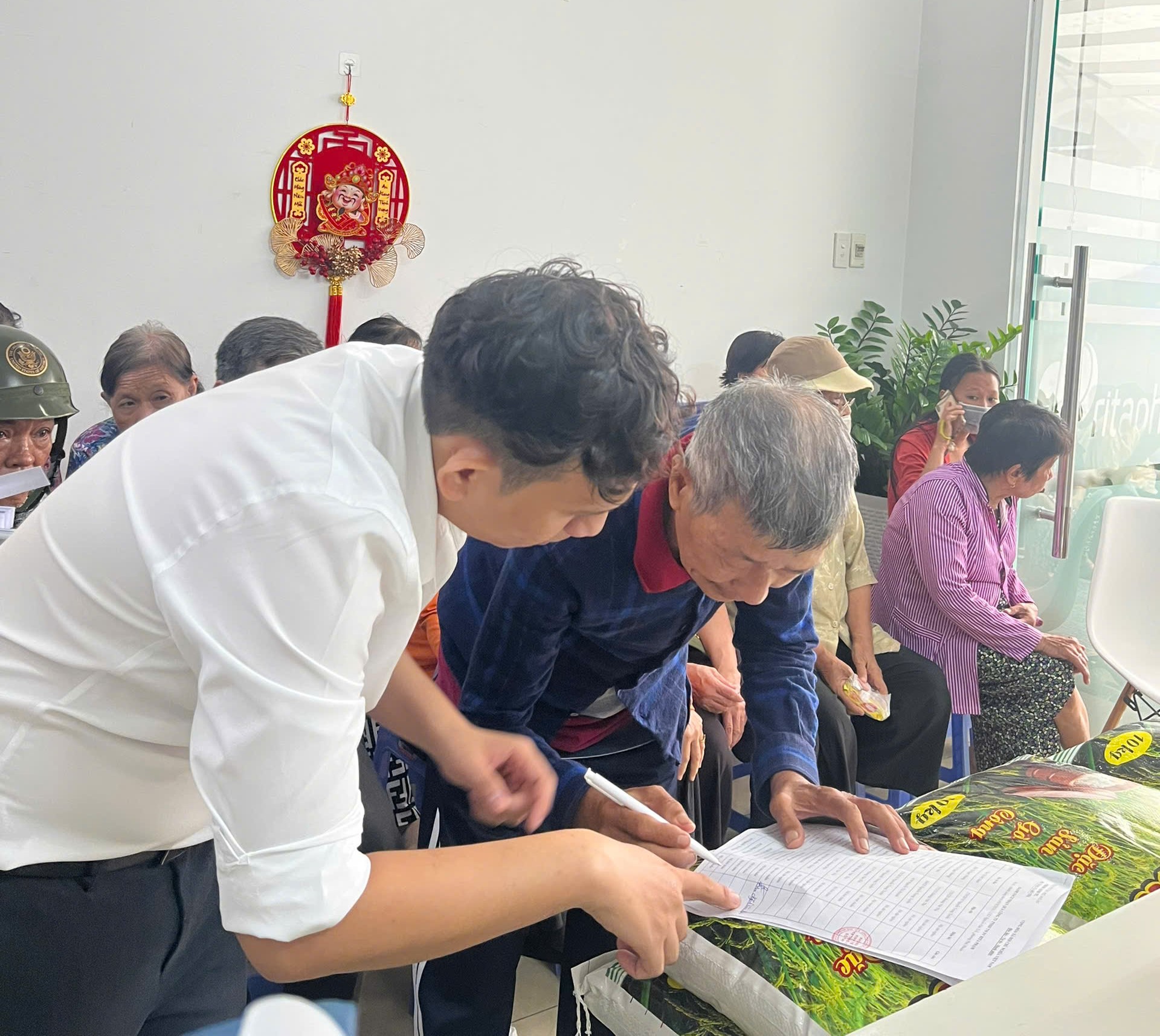 Hướng dẫn bà con kí tên nhận quà